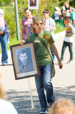 Shymkent, Kazakistan 9 Mayıs 2017: Ölümsüz alayı. Halk festivaller insan. Büyük Vatanseverlik Savaşı 1941-1945, Kızıl Ordu ve Sovyet halkının Zafer Bayramı.