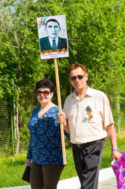 Shymkent, Kazakistan 9 Mayıs 2017: Ölümsüz alayı. Halk festivaller insan. Büyük Vatanseverlik Savaşı 1941-1945, Kızıl Ordu ve Sovyet halkının Zafer Bayramı.