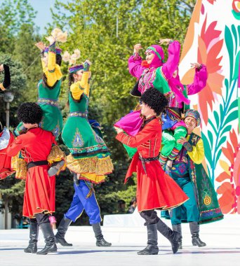Shymkent, Kazakistan - 1 Mayıs 2017: Kazakistan halklarının Ulusal kostümleri dansçılar. 1 Mayıs Kazakistan halkının birlik gün işaretler