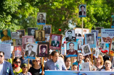 Shymkent, Kazakistan 9 Mayıs 2017: Ölümsüz alayı. Halk festivaller insan. Büyük Vatanseverlik Savaşı 1941-1945, Kızıl Ordu ve Sovyet halkının Zafer Bayramı.