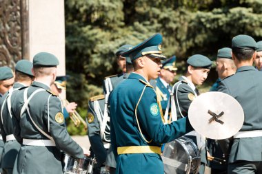 Petropavlovsk 7 Mayıs 2016: Resmi tatil. Defender'ı vatan günün Kazakistan'da 7 Mayıs kutladı. Asker ve askeri. Toplu kutlamalar insanlar.