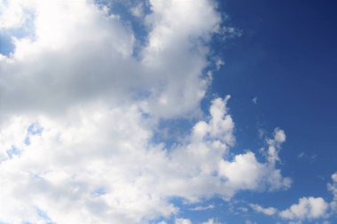 Farkı bulutlar mavi gökyüzü arka plan üzerinde