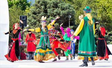 Shymkent, Kazakistan - 1 Mayıs 2017: Kazakistan halklarının Ulusal kostümleri dansçılar. 1 Mayıs Kazakistan halkının birlik gün işaretler