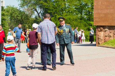 Shymkent, Kazakistan 9 Mayıs 2017: Ölümsüz alayı. Halk festivaller insan. Büyük Vatanseverlik Savaşı 1941-1945, Kızıl Ordu ve Sovyet halkının Zafer Bayramı.