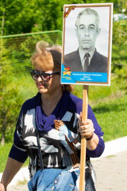 Shymkent, Kazakistan 9 Mayıs 2017: Ölümsüz alayı. Halk festivaller insan. Büyük Vatanseverlik Savaşı 1941-1945, Kızıl Ordu ve Sovyet halkının Zafer Bayramı.