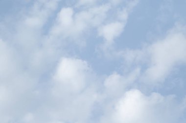 Bulutlu güzel mavi gökyüzü 