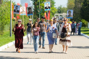 Shymkent, Kazakistan 9 Mayıs 2017: Ölümsüz alayı. Halk festivaller insan. Büyük Vatanseverlik Savaşı 1941-1945, Kızıl Ordu ve Sovyet halkının Zafer Bayramı.