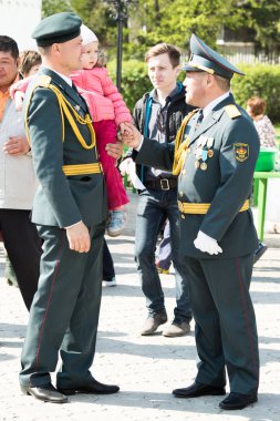 Petropavlovsk 7 Mayıs 2016: Resmi tatil. Defender'ı vatan günün Kazakistan'da 7 Mayıs kutladı. Asker ve askeri. Toplu kutlamalar insanlar.