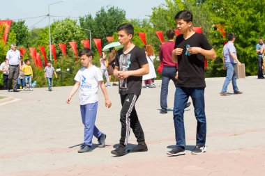 Shymkent, Kazakistan 9 Mayıs 2017: Ölümsüz alayı. Halk festivaller insan. Büyük Vatanseverlik Savaşı 1941-1945, Kızıl Ordu ve Sovyet halkının Zafer Bayramı.