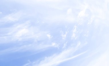 Farkı bulutlar mavi gökyüzü arka plan üzerinde