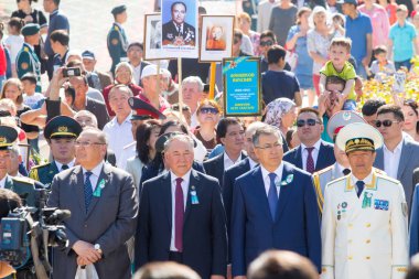 Shymkent, Kazakistan 9 Mayıs 2017: Ölümsüz alayı. Halk festivaller insan. Büyük Vatanseverlik Savaşı 1941-1945, Kızıl Ordu ve Sovyet halkının Zafer Bayramı.