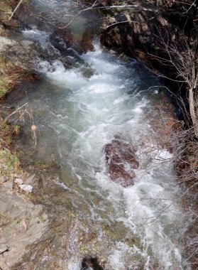 Nehir dağlarda, erken bahar