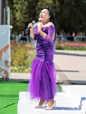 Shymkent, Kazakistan - 1 Mayıs 2017: Kazakistan şarkıları söyleyerek. 1 Mayıs Kazakistan halkının birlik gün işaretler