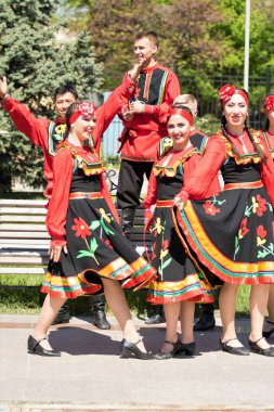 Shymkent, Kazakistan - 1 Mayıs 2017: Şarkıcı ve ulusal kostümleri dansçılar. 1 Mayıs Kazakistan halkının birlik gün işaretler