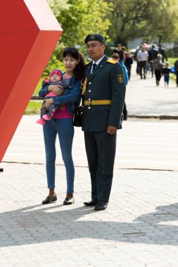 Petropavlovsk 7 Mayıs 2016: Resmi tatil. Defender'ı vatan günün Kazakistan'da 7 Mayıs kutladı. Asker ve askeri. Toplu kutlamalar insanlar.