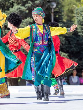 Shymkent, Kazakistan - 1 Mayıs 2017: Kazakistan halklarının Ulusal kostümleri dansçılar. 1 Mayıs Kazakistan halkının birlik gün işaretler