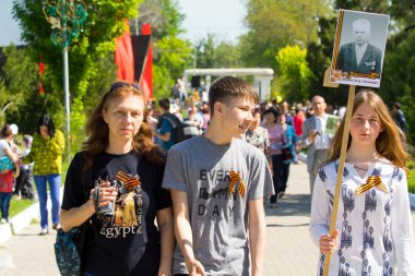 Shymkent, Kazakistan 9 Mayıs 2017: Ölümsüz alayı. Halk festivaller insan. Büyük Vatanseverlik Savaşı 1941-1945, Kızıl Ordu ve Sovyet halkının Zafer Bayramı.