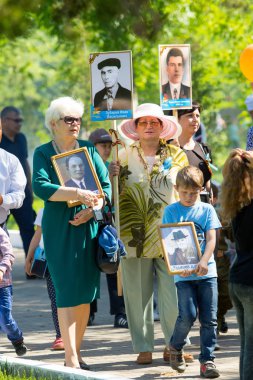 Shymkent, Kazakistan 9 Mayıs 2017: Ölümsüz alayı. Halk festivaller insan. Büyük Vatanseverlik Savaşı 1941-1945, Kızıl Ordu ve Sovyet halkının Zafer Bayramı.