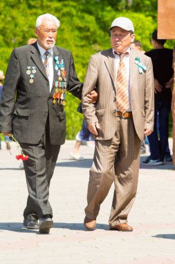 Shymkent, Kazakistan 9 Mayıs 2017: Ölümsüz alayı. Halk festivaller insan. Büyük Vatanseverlik Savaşı 1941-1945, Kızıl Ordu ve Sovyet halkının Zafer Bayramı.