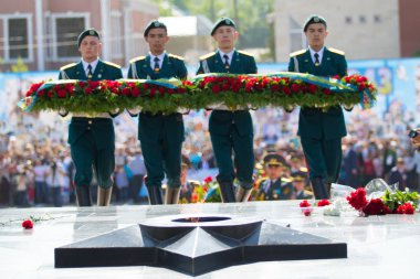 Shymkent, Kazakistan 9 Mayıs 2017: Ölümsüz alayı. Halk festivaller insan. Büyük Vatanseverlik Savaşı 1941-1945, Kızıl Ordu ve Sovyet halkının Zafer Bayramı.