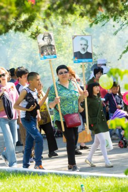 Shymkent, Kazakistan 9 Mayıs 2017: Ölümsüz alayı. Halk festivaller insan. Büyük Vatanseverlik Savaşı 1941-1945, Kızıl Ordu ve Sovyet halkının Zafer Bayramı.