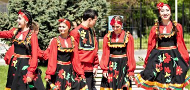 Shymkent, Kazakistan - 1 Mayıs 2017: Şarkıcı ve ulusal kostümleri dansçılar. 1 Mayıs Kazakistan halkının birlik gün işaretler