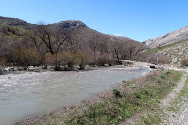 Nehir dağlarda, erken bahar