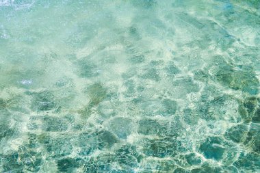 Su havuzu arka planda