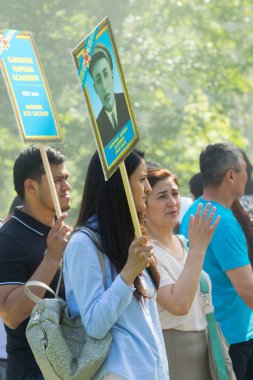 Shymkent, Kazakistan 9 Mayıs 2017: Ölümsüz alayı. Halk festivaller insan. Büyük Vatanseverlik Savaşı 1941-1945, Kızıl Ordu ve Sovyet halkının Zafer Bayramı.