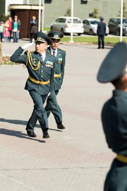 Petropavlovsk 7 Mayıs 2016: Resmi tatil. Defender'ı vatan günün Kazakistan'da 7 Mayıs kutladı. Asker ve askeri. Toplu kutlamalar insanlar.