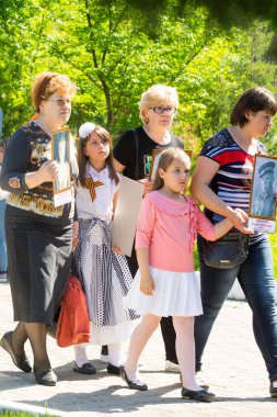 Shymkent, Kazakistan 9 Mayıs 2017: Ölümsüz alayı. Halk festivaller insan. Büyük Vatanseverlik Savaşı 1941-1945, Kızıl Ordu ve Sovyet halkının Zafer Bayramı.