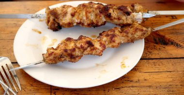 Kızarmış et şiş kebap, sopa üzerinde
