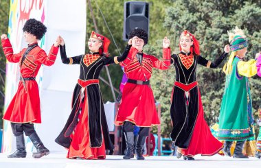 Shymkent, Kazakistan - 1 Mayıs 2017: Kazakistan halklarının Ulusal kostümleri dansçılar. 1 Mayıs Kazakistan halkının birlik gün işaretler