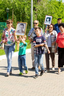 Shymkent, Kazakistan 9 Mayıs 2017: Ölümsüz alayı. Halk festivaller insan. Büyük Vatanseverlik Savaşı 1941-1945, Kızıl Ordu ve Sovyet halkının Zafer Bayramı.