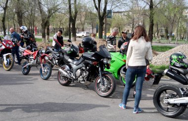 Çimkent, Kazakistan - 15 Nisan 2017: Motorcu sezon açılış 15 Nisan 2017 yılında Çimkent, motosiklet