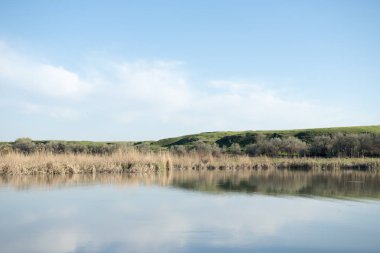 Göl su bulutlarda yansıması