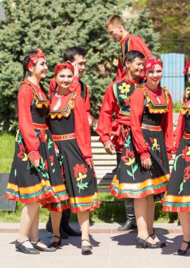 Shymkent, Kazakistan - 1 Mayıs 2017: Şarkıcı ve ulusal kostümleri dansçılar. 1 Mayıs Kazakistan halkının birlik gün işaretler