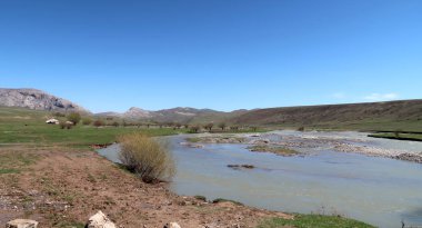 Nehir dağlarda, erken bahar