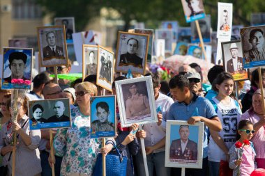Shymkent, Kazakistan 9 Mayıs 2017: Ölümsüz alayı. Halk festivaller insan. Büyük Vatanseverlik Savaşı 1941-1945, Kızıl Ordu ve Sovyet halkının Zafer Bayramı.