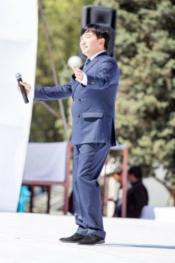 Shymkent, Kazakistan - 1 Mayıs 2017: Kazakistan şarkıları söyleyerek. 1 Mayıs Kazakistan halkının birlik gün işaretler