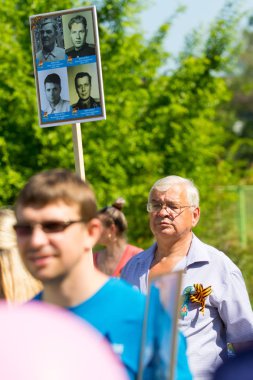 Shymkent, Kazakistan 9 Mayıs 2017: Ölümsüz alayı. Halk festivaller insan. Büyük Vatanseverlik Savaşı 1941-1945, Kızıl Ordu ve Sovyet halkının Zafer Bayramı.