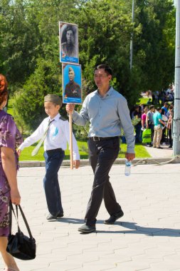 Shymkent, Kazakistan 9 Mayıs 2017: Ölümsüz alayı. Halk festivaller insan. Büyük Vatanseverlik Savaşı 1941-1945, Kızıl Ordu ve Sovyet halkının Zafer Bayramı.