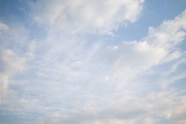 Bulutlu güzel mavi gökyüzü 