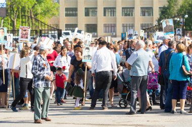Shymkent, Kazakistan 9 Mayıs 2017: Ölümsüz alayı. Halk festivaller insan. Büyük Vatanseverlik Savaşı 1941-1945, Kızıl Ordu ve Sovyet halkının Zafer Bayramı.