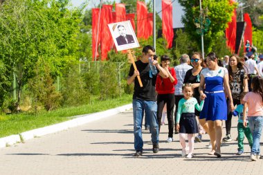Shymkent, Kazakistan 9 Mayıs 2017: Ölümsüz alayı. Halk festivaller insan. Büyük Vatanseverlik Savaşı 1941-1945, Kızıl Ordu ve Sovyet halkının Zafer Bayramı.