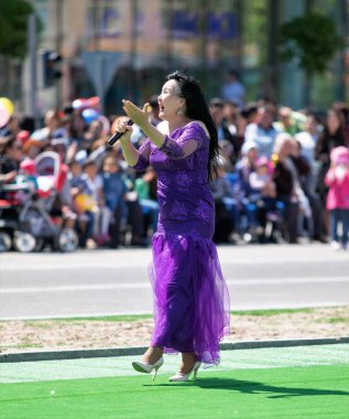 Shymkent, Kazakistan - 1 Mayıs 2017: Kazakistan şarkıları söyleyerek. 1 Mayıs Kazakistan halkının birlik gün işaretler