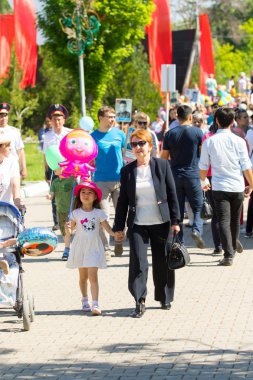 Shymkent, Kazakistan 9 Mayıs 2017: Ölümsüz alayı. Halk festivaller insan. Büyük Vatanseverlik Savaşı 1941-1945, Kızıl Ordu ve Sovyet halkının Zafer Bayramı.
