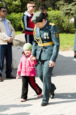 Petropavlovsk 7 Mayıs 2016: Resmi tatil. Defender'ı vatan günün Kazakistan'da 7 Mayıs kutladı. Asker ve askeri. Toplu kutlamalar insanlar.