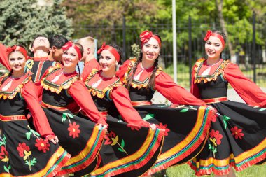 Shymkent, Kazakistan - 1 Mayıs 2017: Şarkıcı ve ulusal kostümleri dansçılar. 1 Mayıs Kazakistan halkının birlik gün işaretler