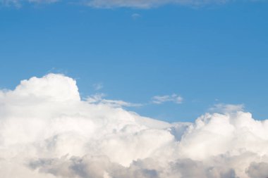 Güçlü bir şekilde kümülüs bulutlar gökyüzünde, Cumulonimbus beyaz